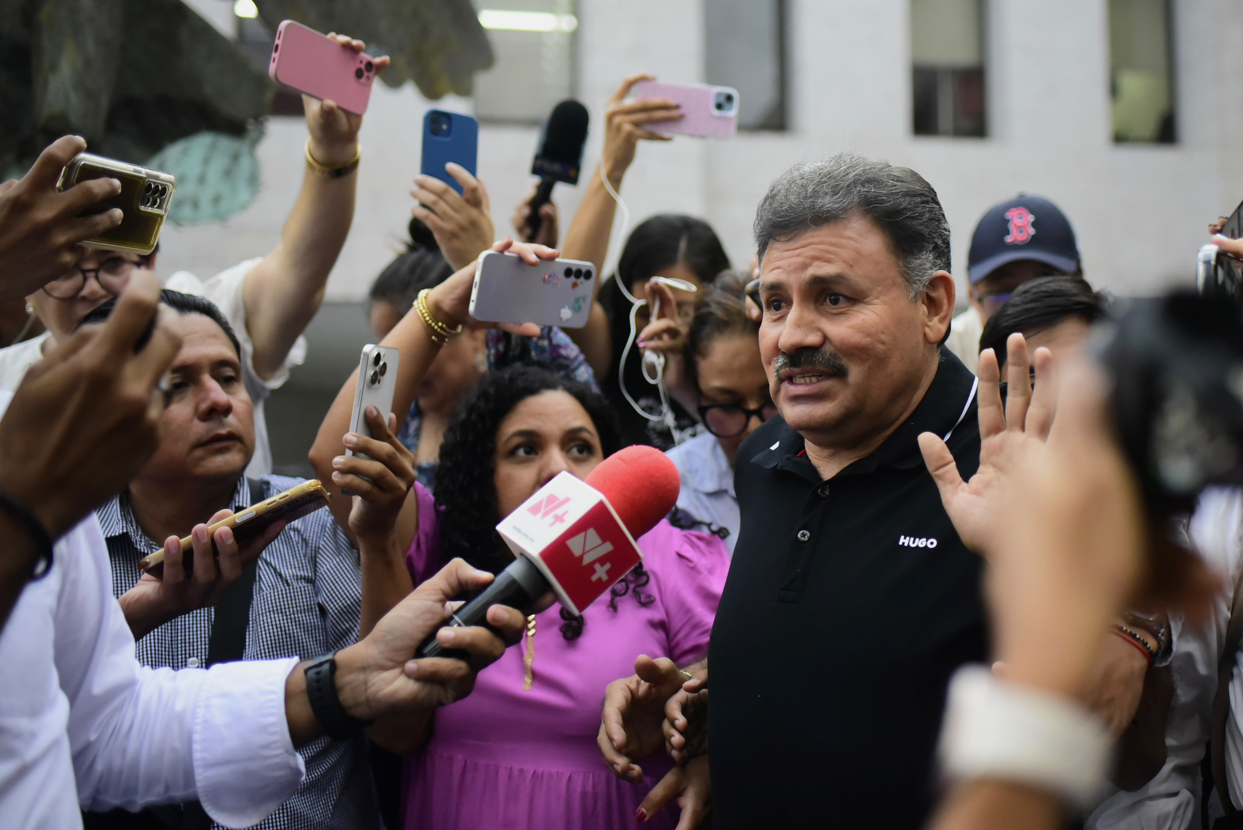 Alcalde de Úrsulo Galván sale del Congreso durante receso previo a votación de desafuero; reitera inocencia