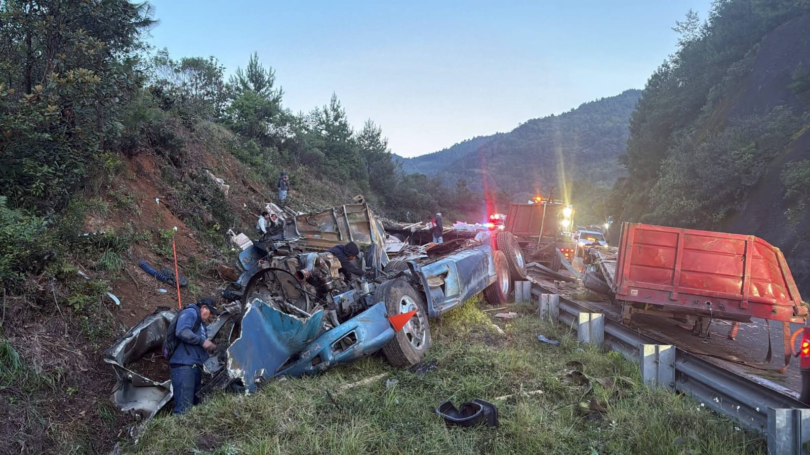 Identifican a operador que murió en volcadura de tráiler en Maltrata