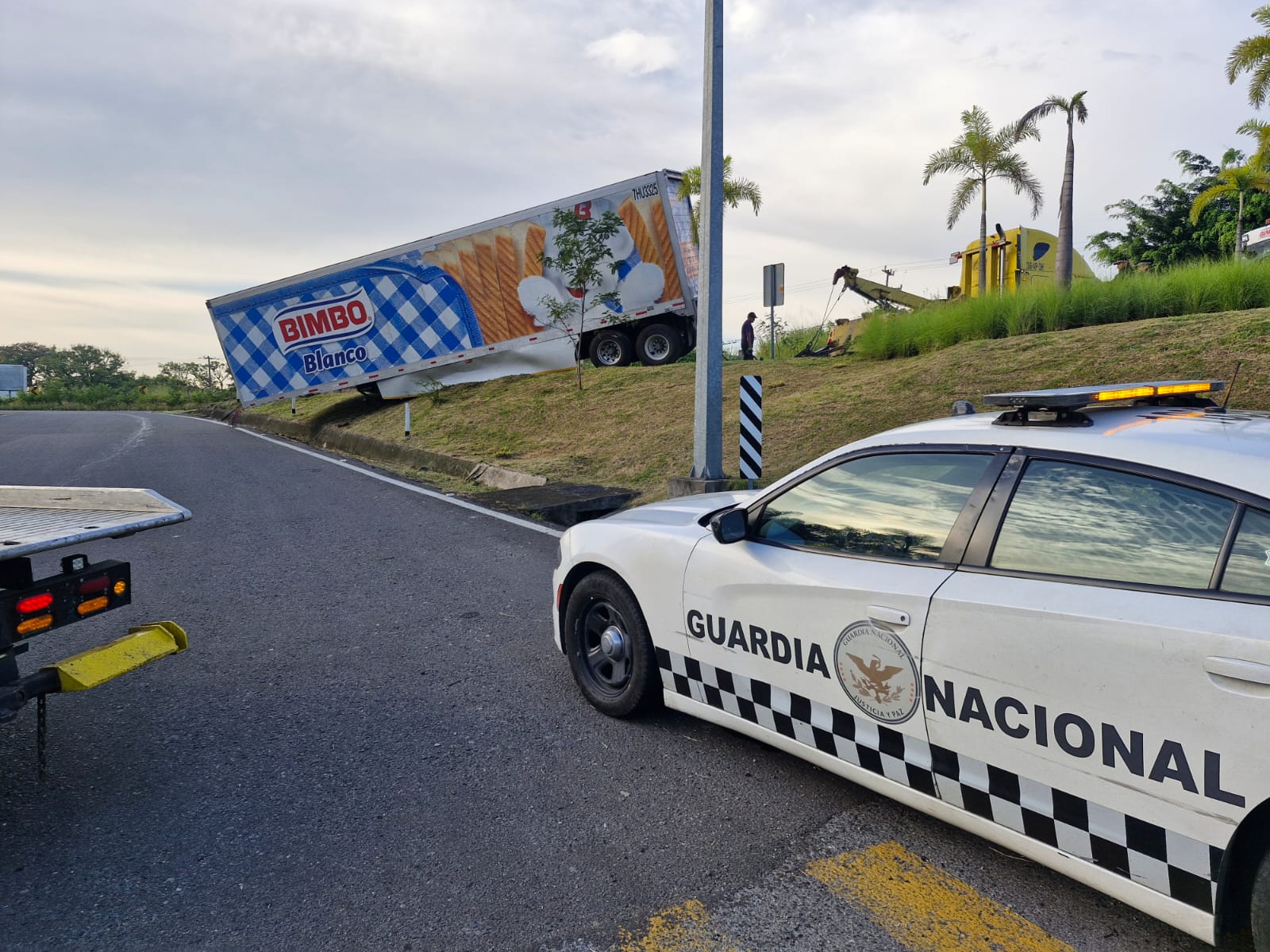Tráiler pierde caja en Córdoba y cierran acceso a la autopista 150D
