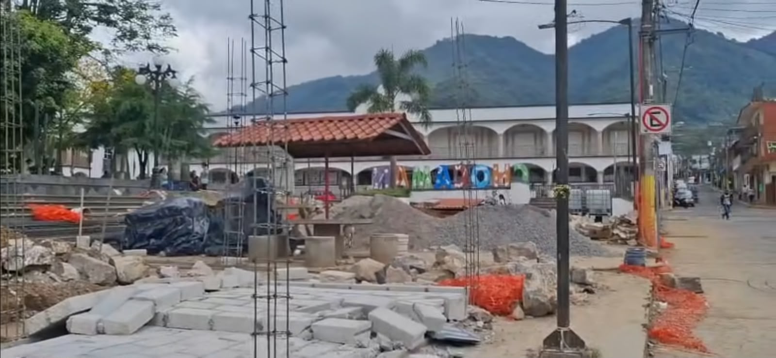 Habitantes derriban bardas de plaza comercial en Chocamán