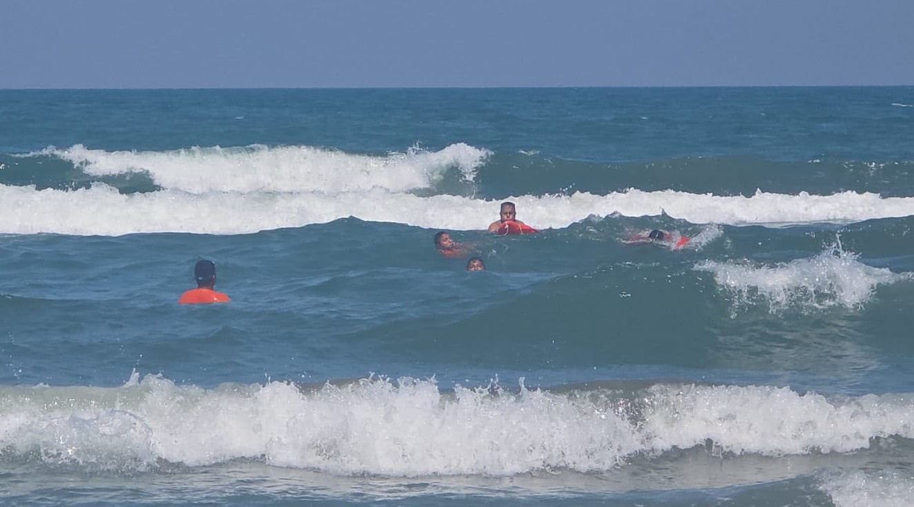 Rescatan a una persona arrastrada por la corriente marina en la playa Chachalacas