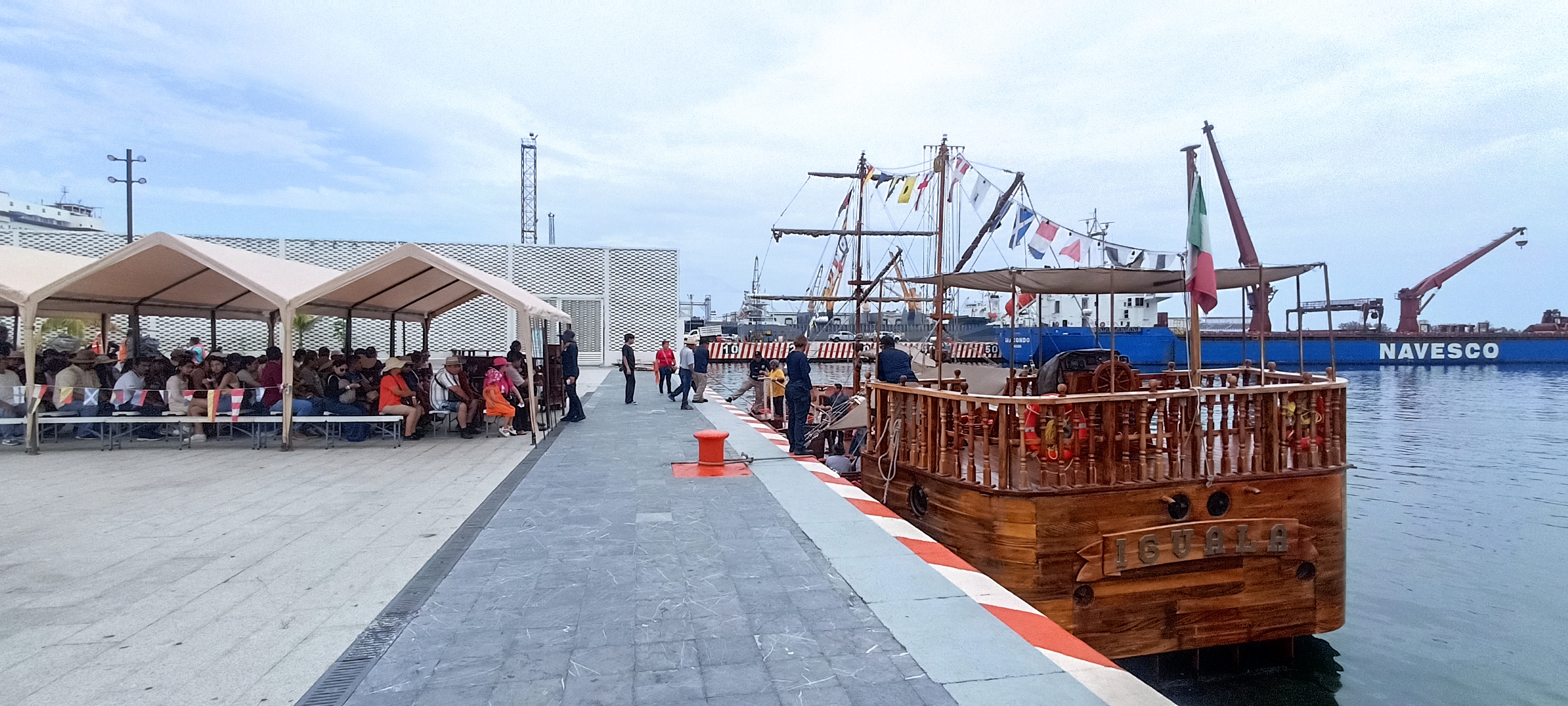 Disfrutan visitantes recorridos a San Juan de Ulúa a bordo de la goleta Iguala