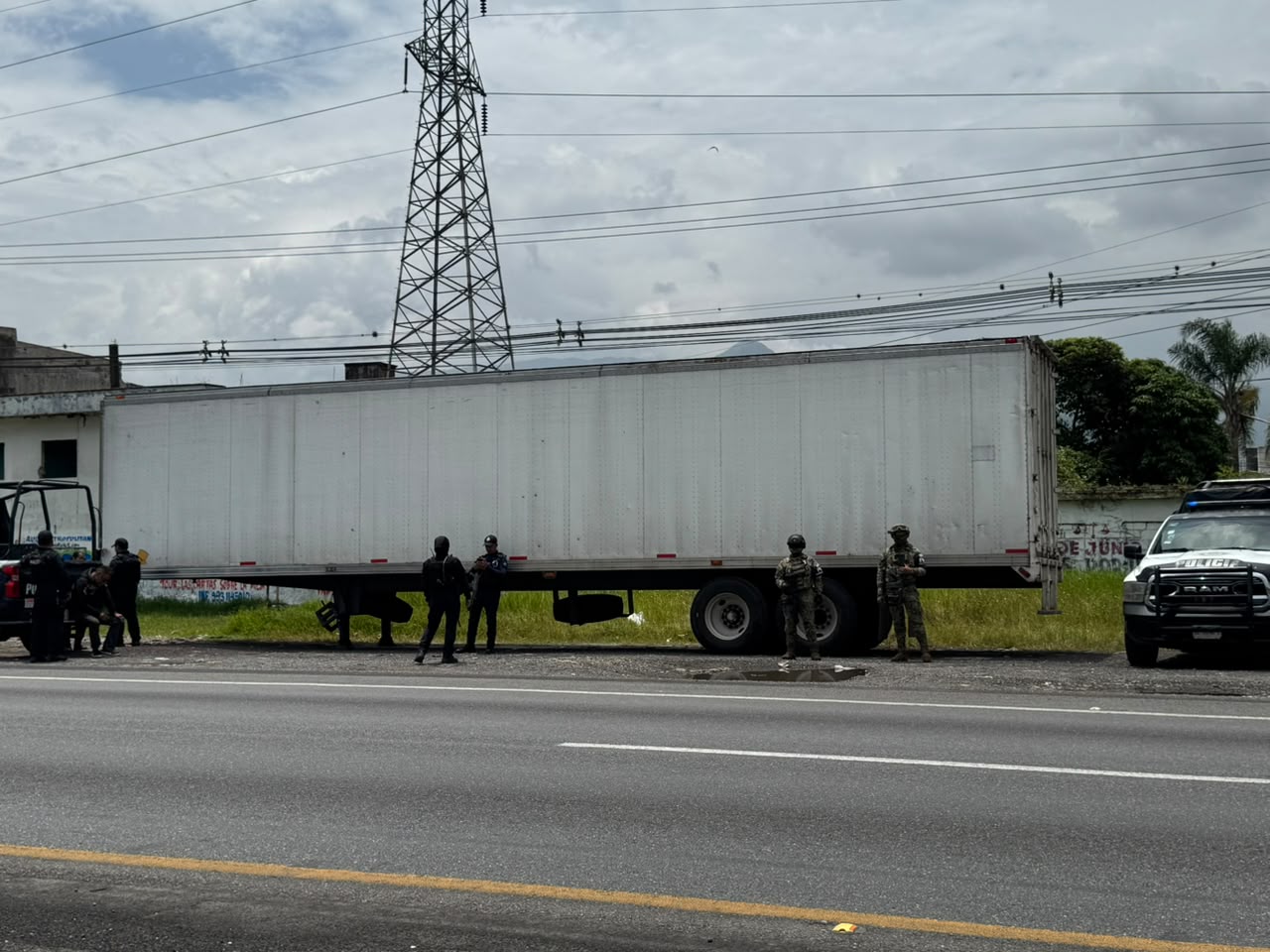 Aseguran caja seca abandonada en autopista Orizaba-Puebla