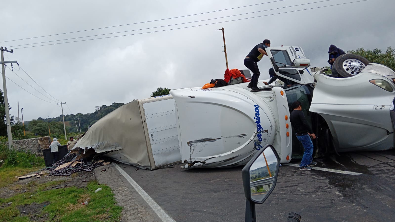 Vuelca tractocamión y cierra la Autopista 150D Orizaba-Puebla