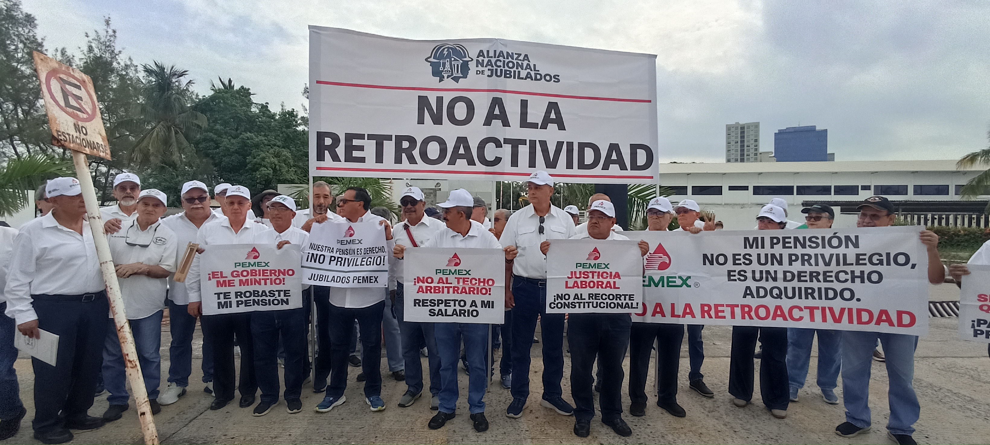 Se manifiestan jubilados en instalaciones de Pemex en contra del recorte a sus pensiones