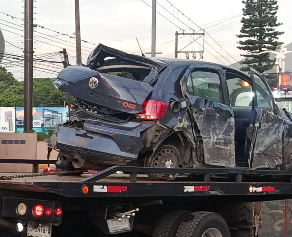 Vuelca Gol tras chocar contra poste y camioneta en Río Blanco