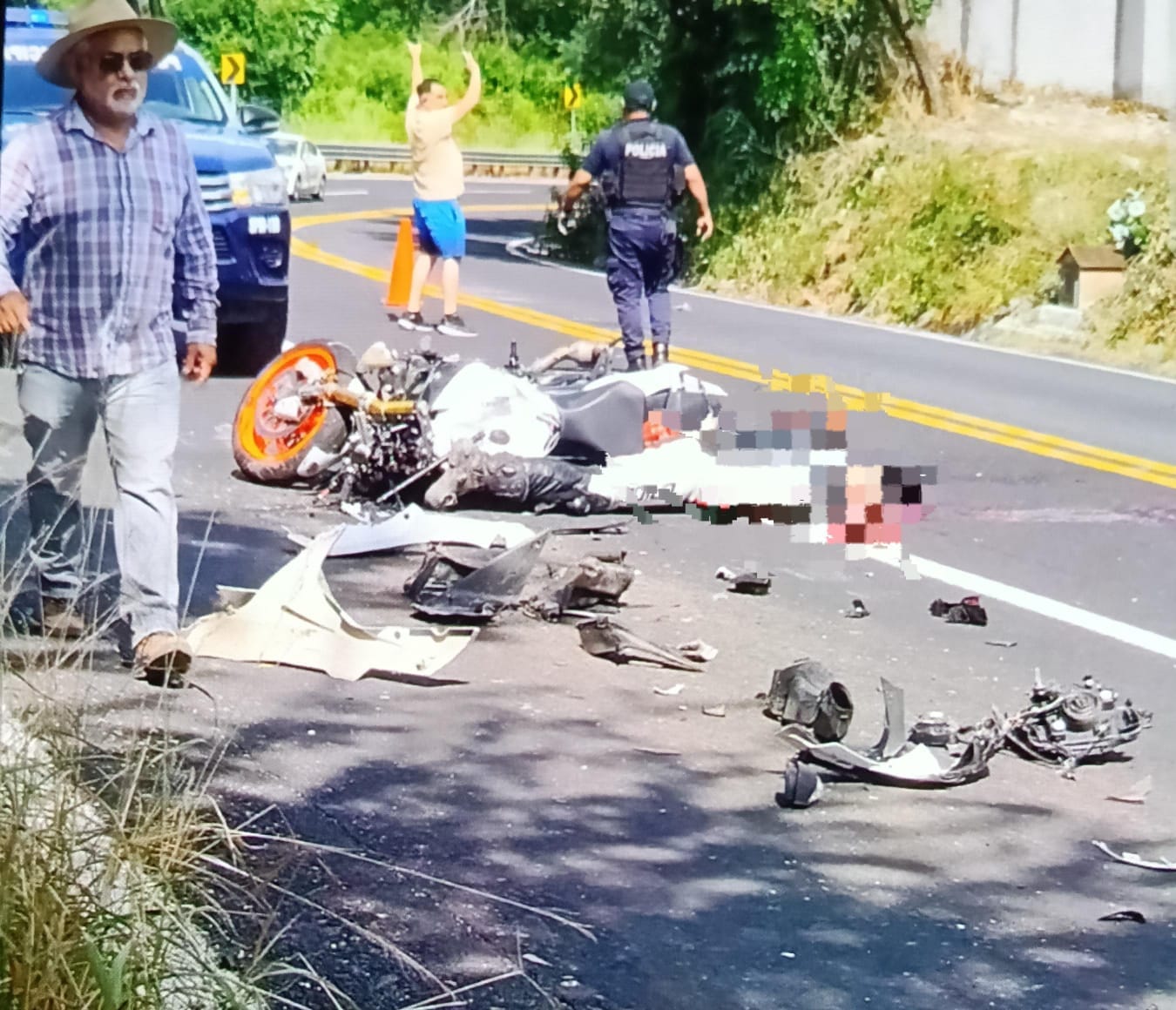Motociclista muere tras chocar contra camión en Emiliano Zapata