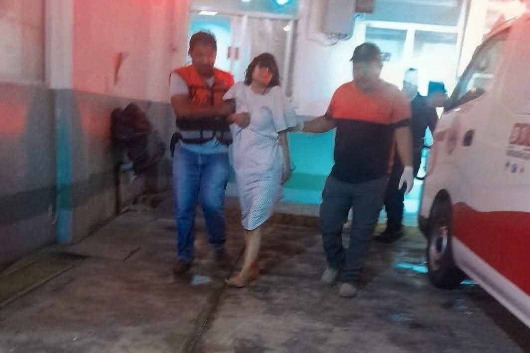 Mujer hallada desnuda junto a autopista en Córdoba muere en hospital