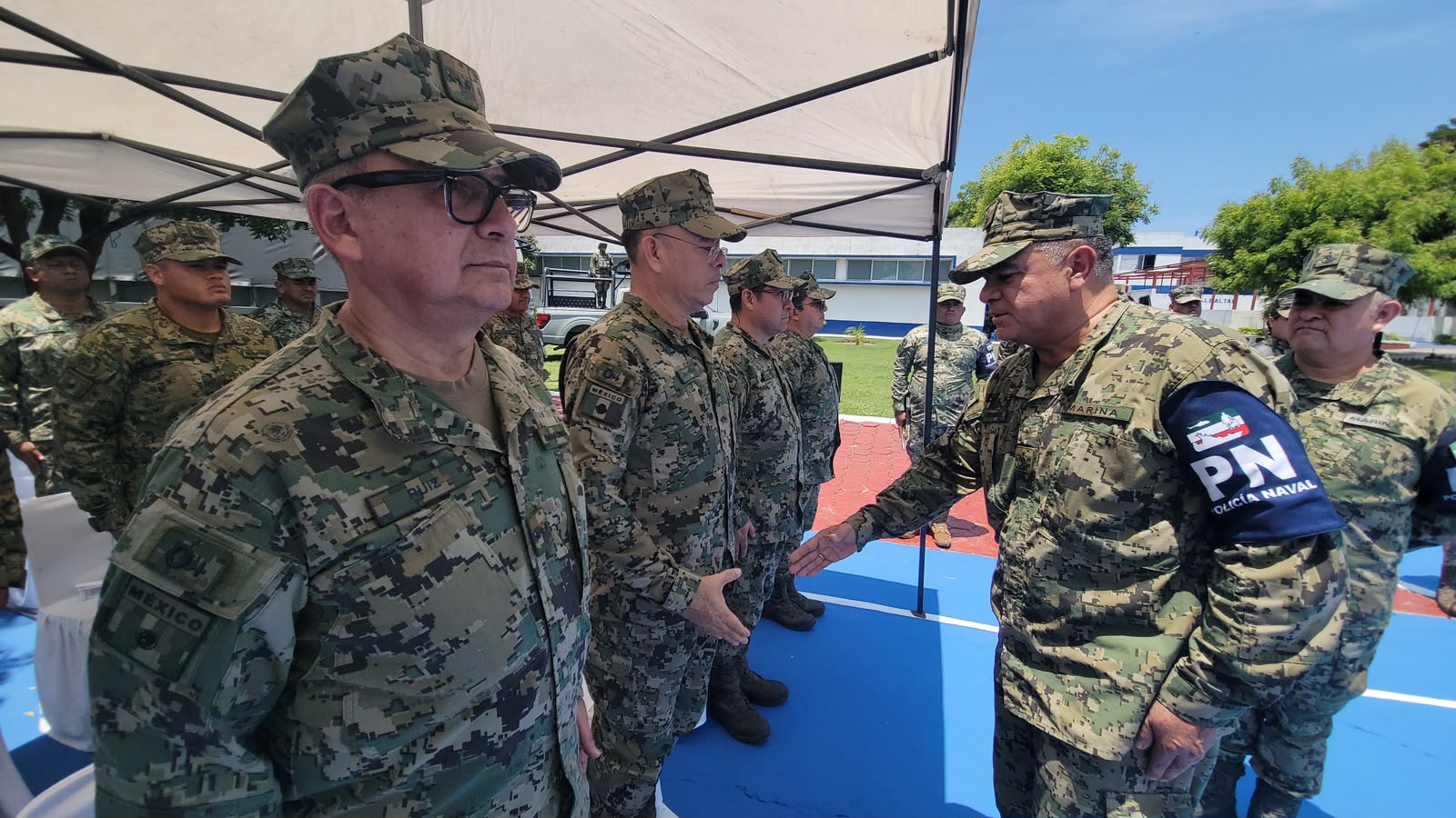 Realizan cambio de armas de la Brigada de Policía Naval en Veracruz; toma protesta el nuevo comandante