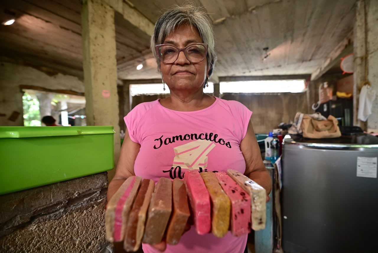 Familia de Trapiche del Rosario mantiene viva tradición de jamoncillos
