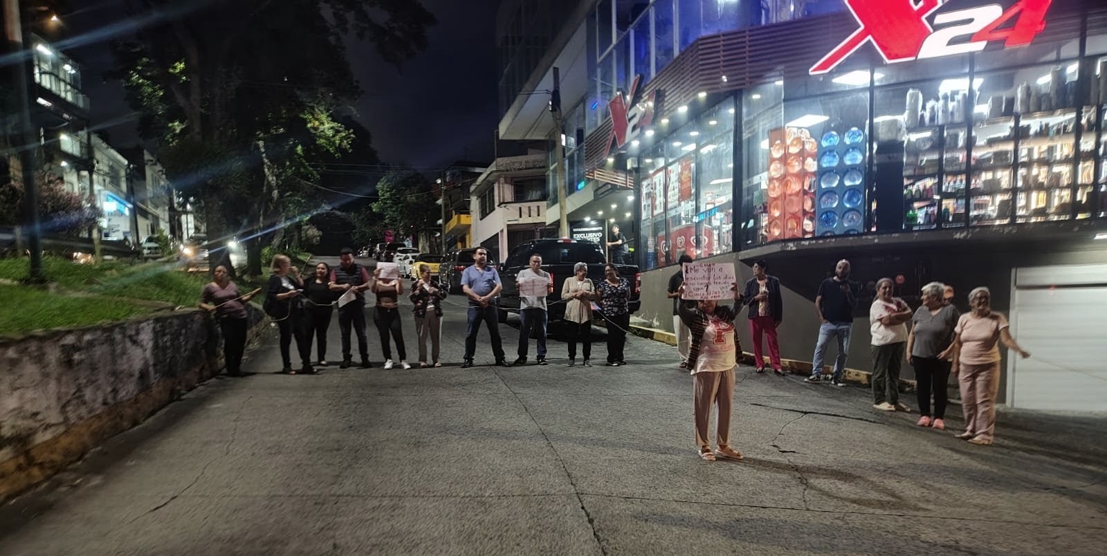 Vecinos bloquean avenida Pípila en Xalapa por falta de agua hace 10 días
