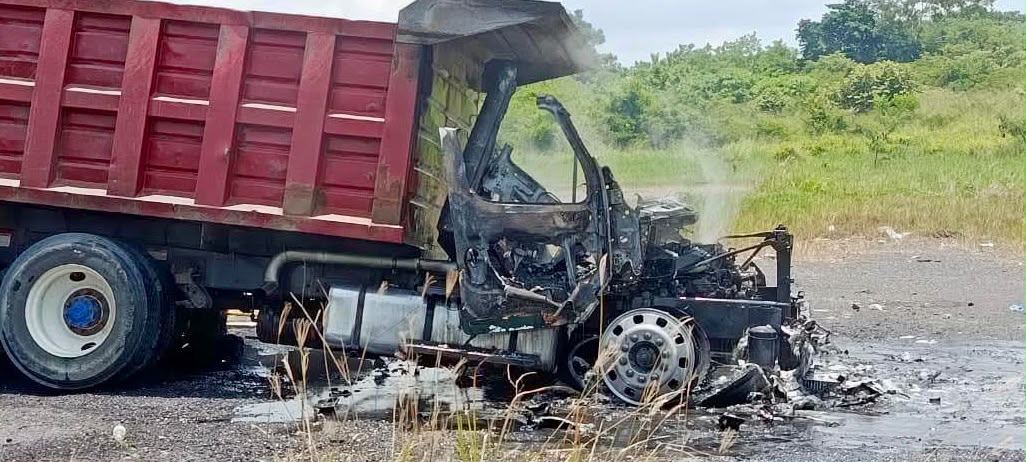 Incendian dos camiones en carretera Tuxpan-Tamiahua