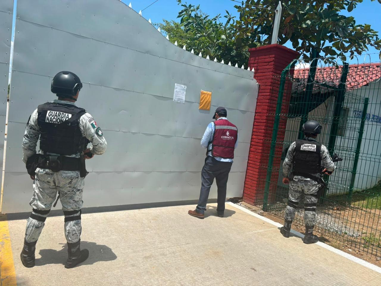 Conagua suspende permisos y sanciona a alcoholera tras mortandad de peces