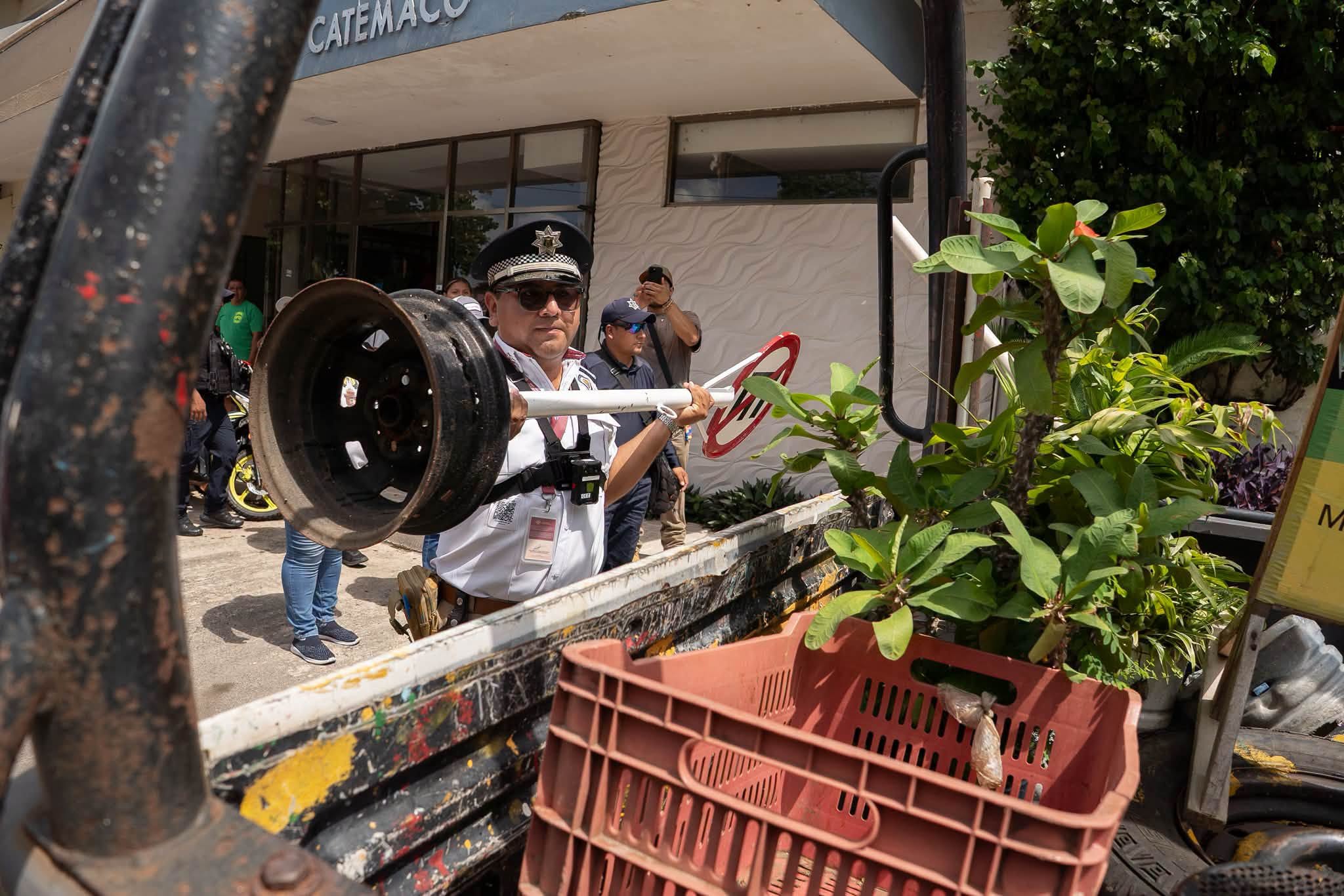 Retiran en Catemaco objetos usados para apartar estacionamientos