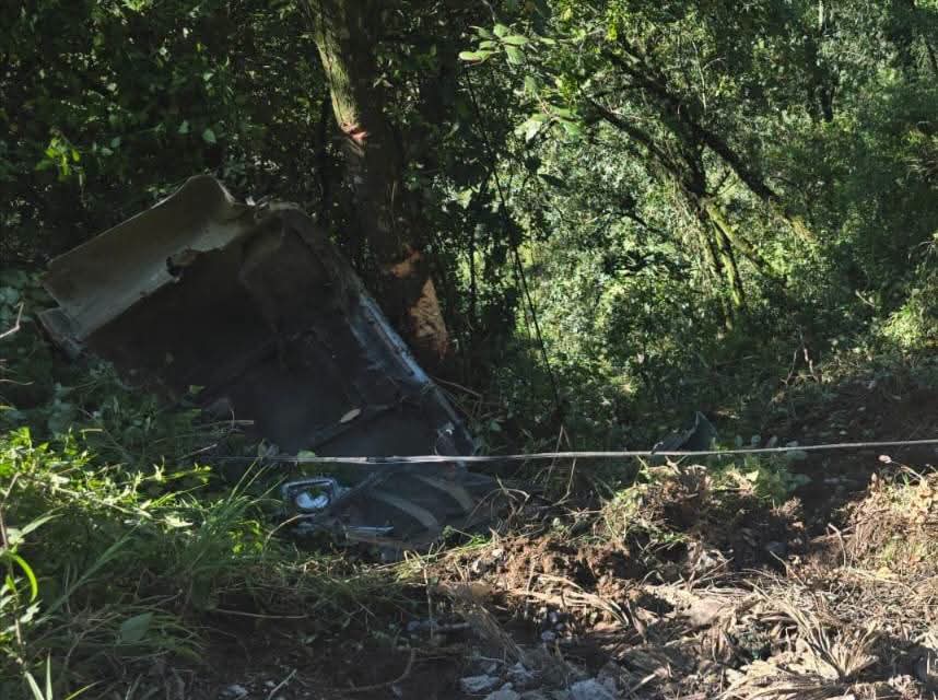Vuelca camión de volteo y cae a barranco en Tequila