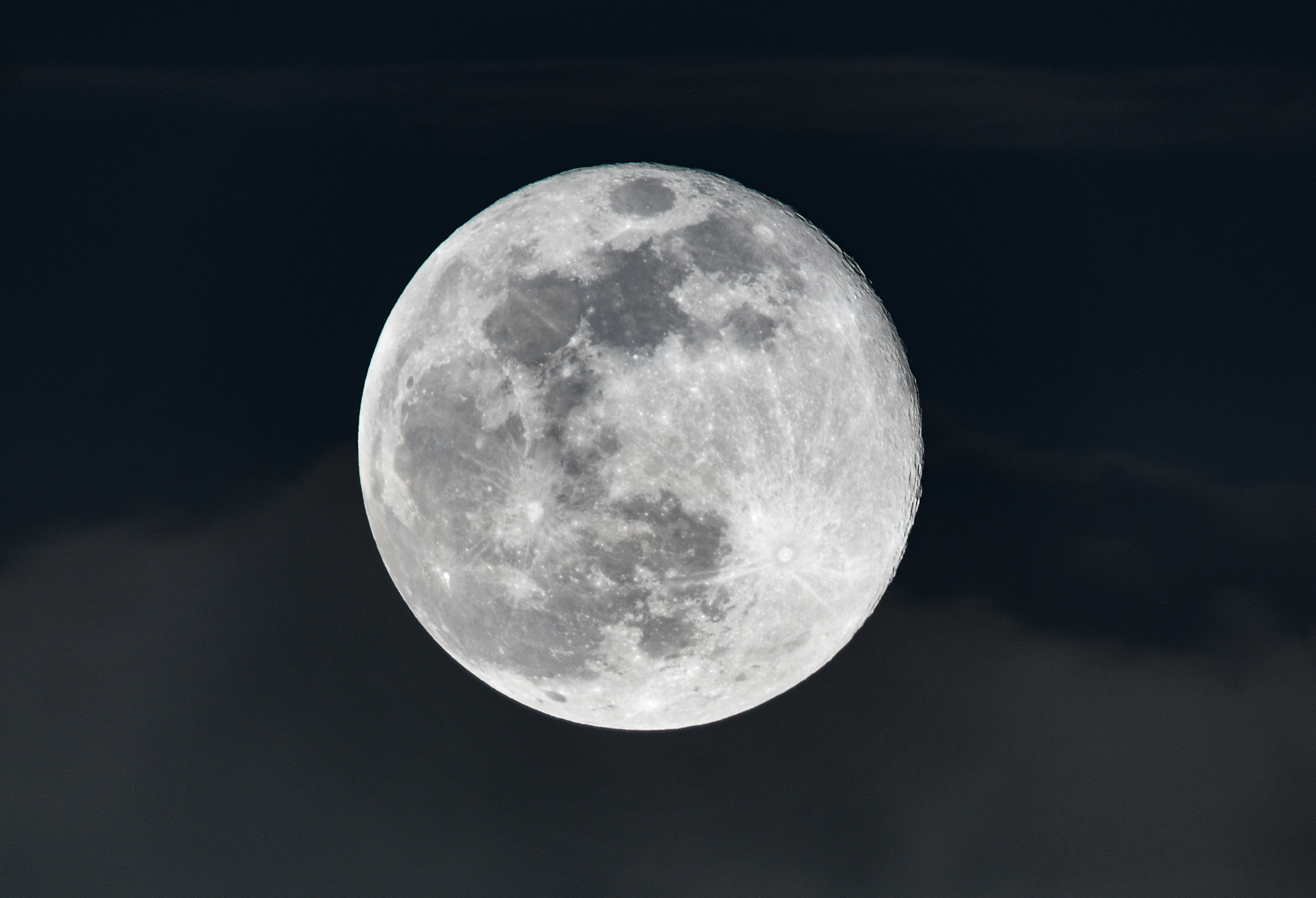 La Luna: el satélite que acompaña a la Tierra y ayuda a sostener la vida