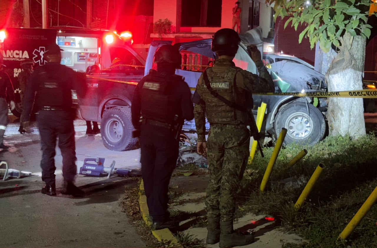 Muere hombre tras chocar camioneta contra poste y árbol en Poza Rica