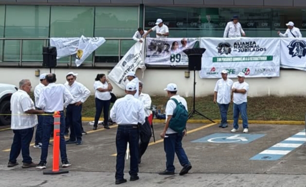 Se manifiestan jubilados en instalaciones de la CFE de Veracruz puerto; insisten en el respeto a sus pensiones