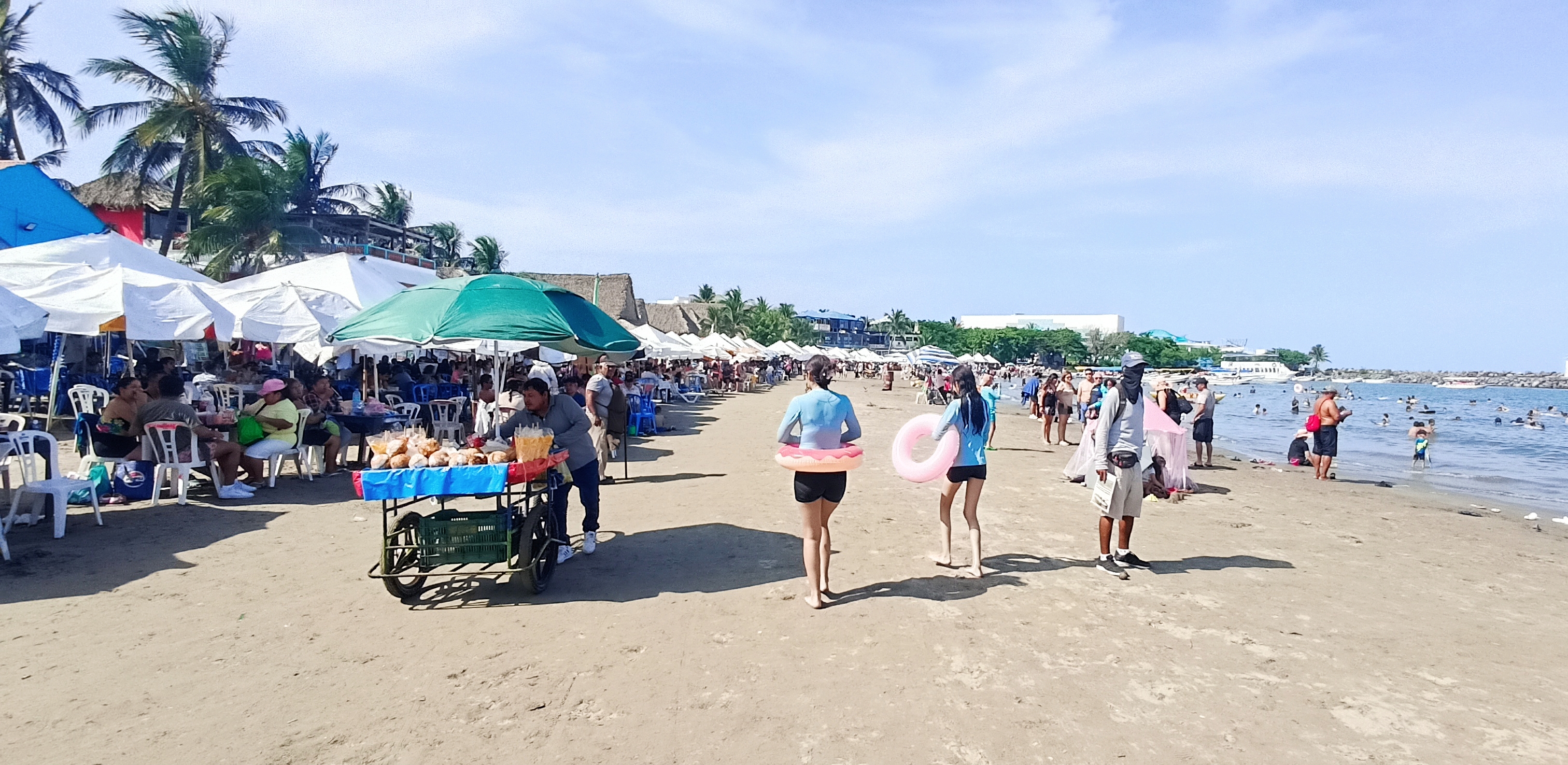 Disfrutan del antepenúltimo fin de semana de las vacaciones de verano  en la playa