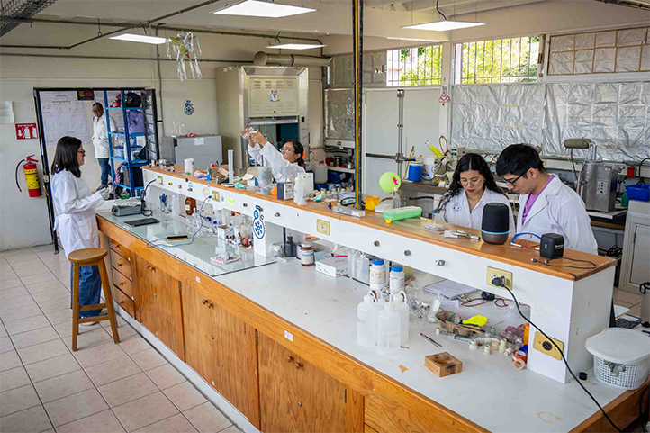 Estancias de verano acercan a alumnos al trabajo científico