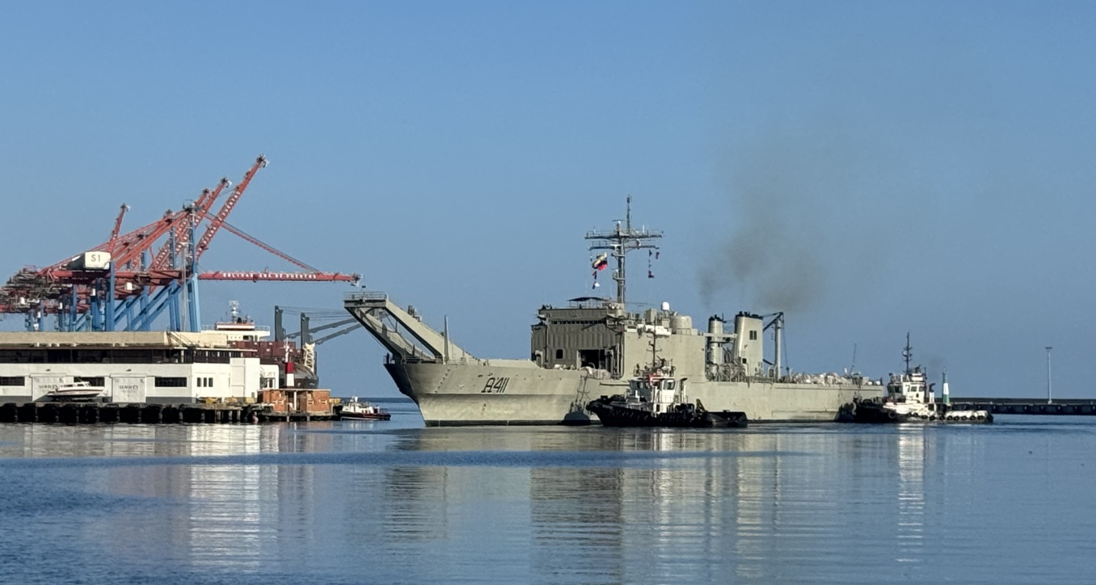 Regresan buques de la Armada de México después de llevar ayuda humanitaria a Venezuela