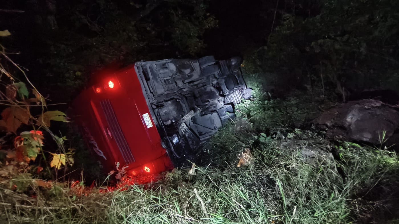 Volcadura de autobús deja cuatro lesionados en Tlilapan