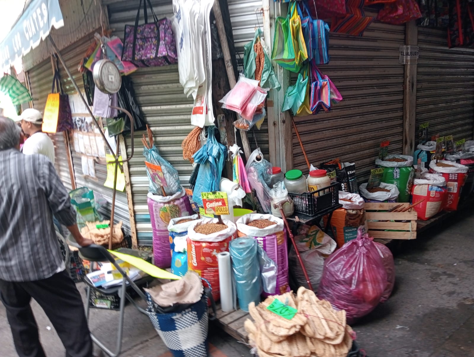 Bloquean zona de mercados de Veracruz puerto para exigir la apertura de dos locales semifijos