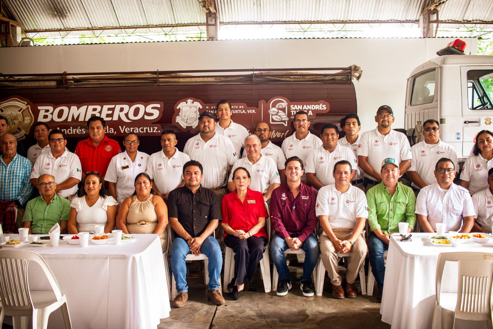 Reconocen en San Andrés Tuxtla trayectoria de bomberos