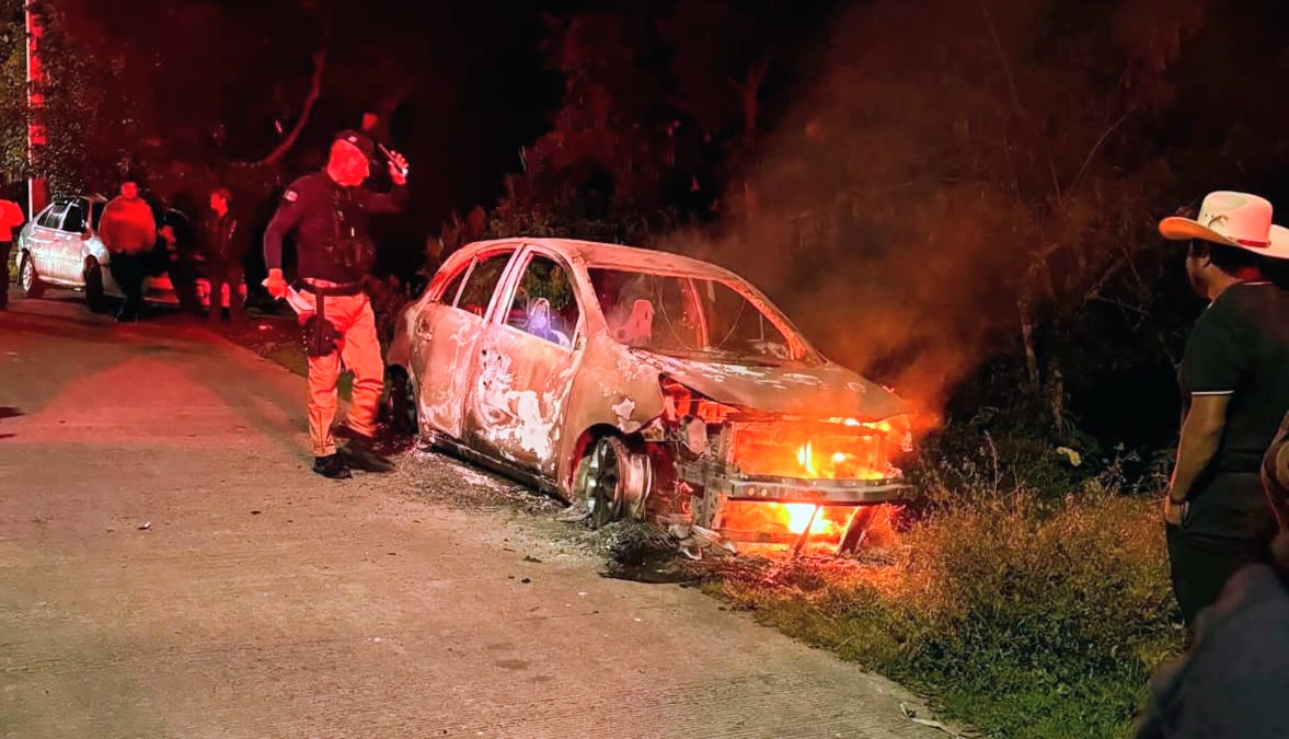 Incendian auto abandonado junto a carretera en La Perla