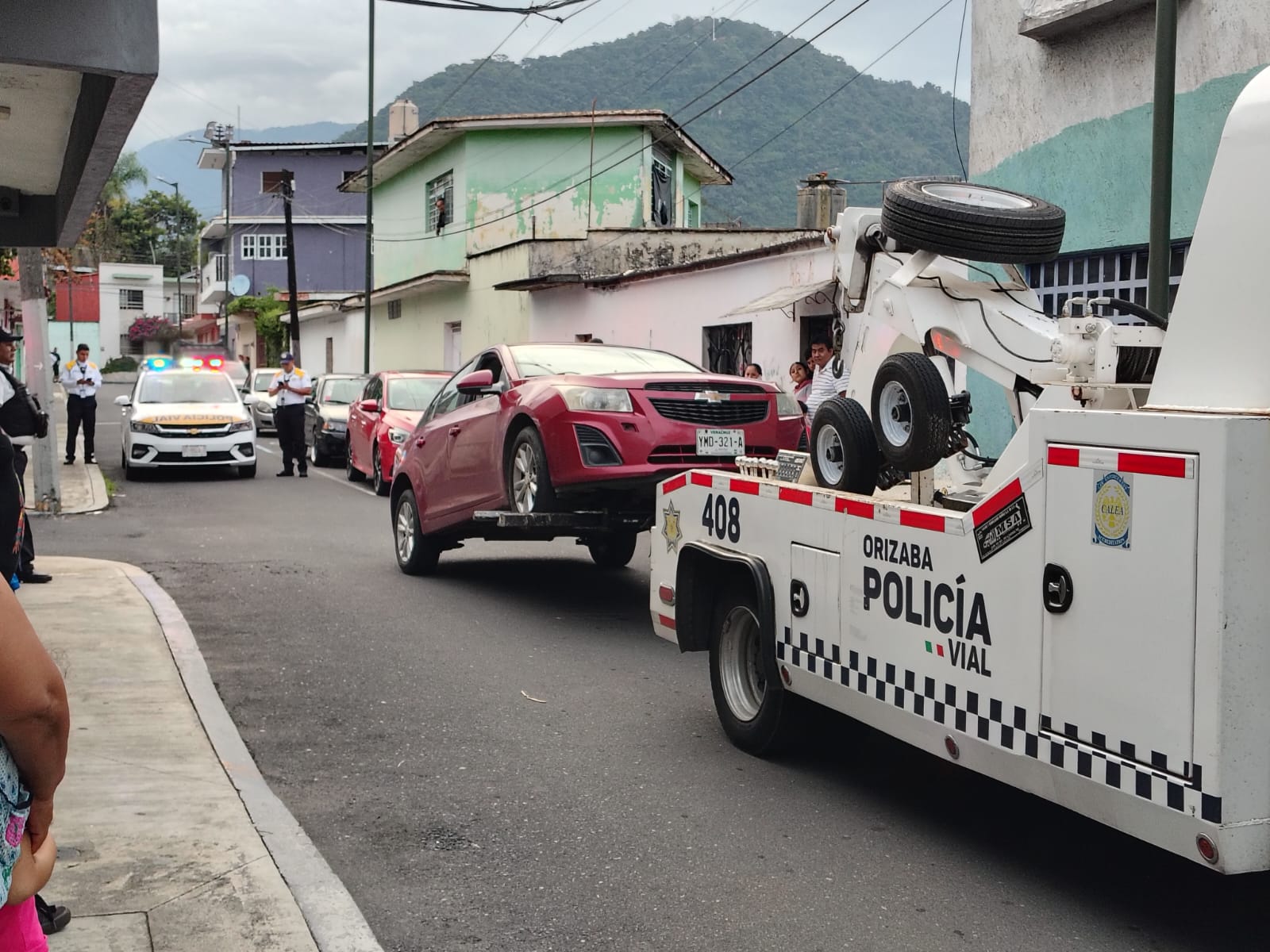 Conductor presuntamente ebrio choca contra auto en Orizaba