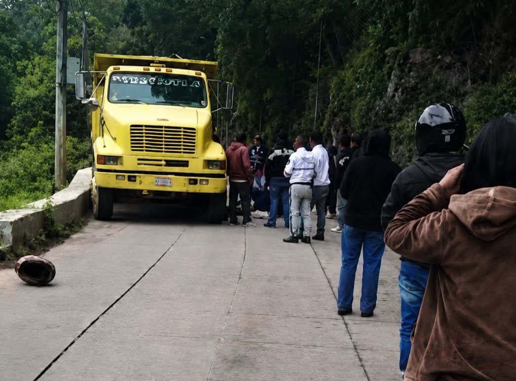 Muere oficial de Tránsito tras chocar su moto contra un volteo en Tequila