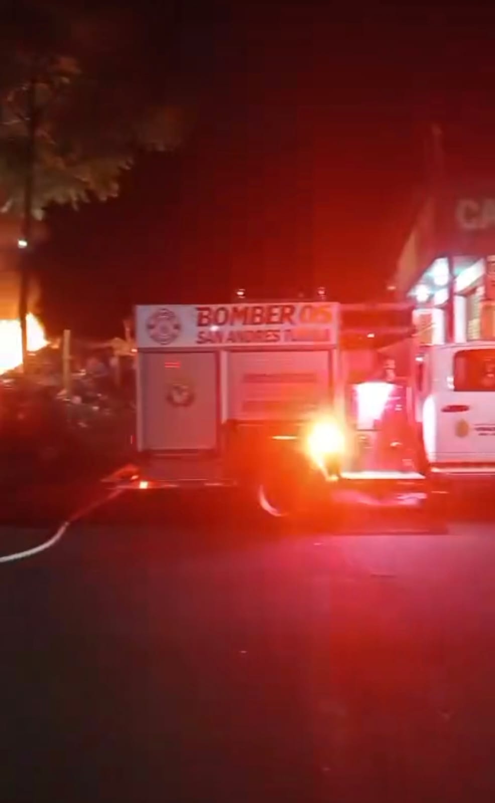 Incendio calcina ocho vehículos en corralón de San Andrés Tuxtla