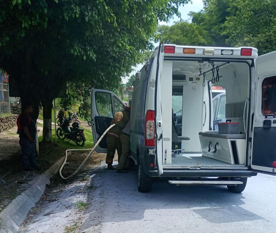 Se incendia ambulancia del Ingenio San Nicolás, hay dos paramédicos intoxicados