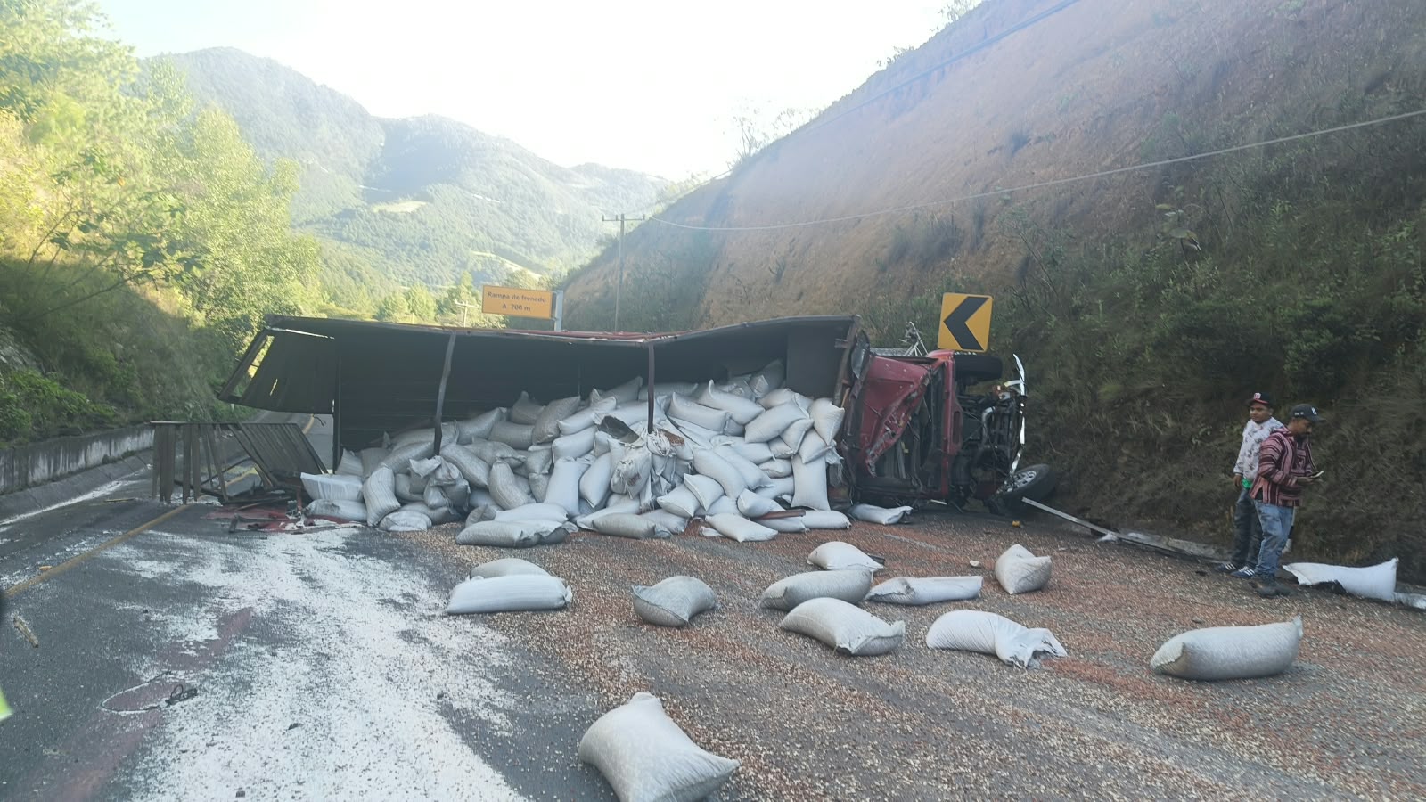 Cierran autopista Orizaba-Puebla por volcadura de unidad pesada de carga
