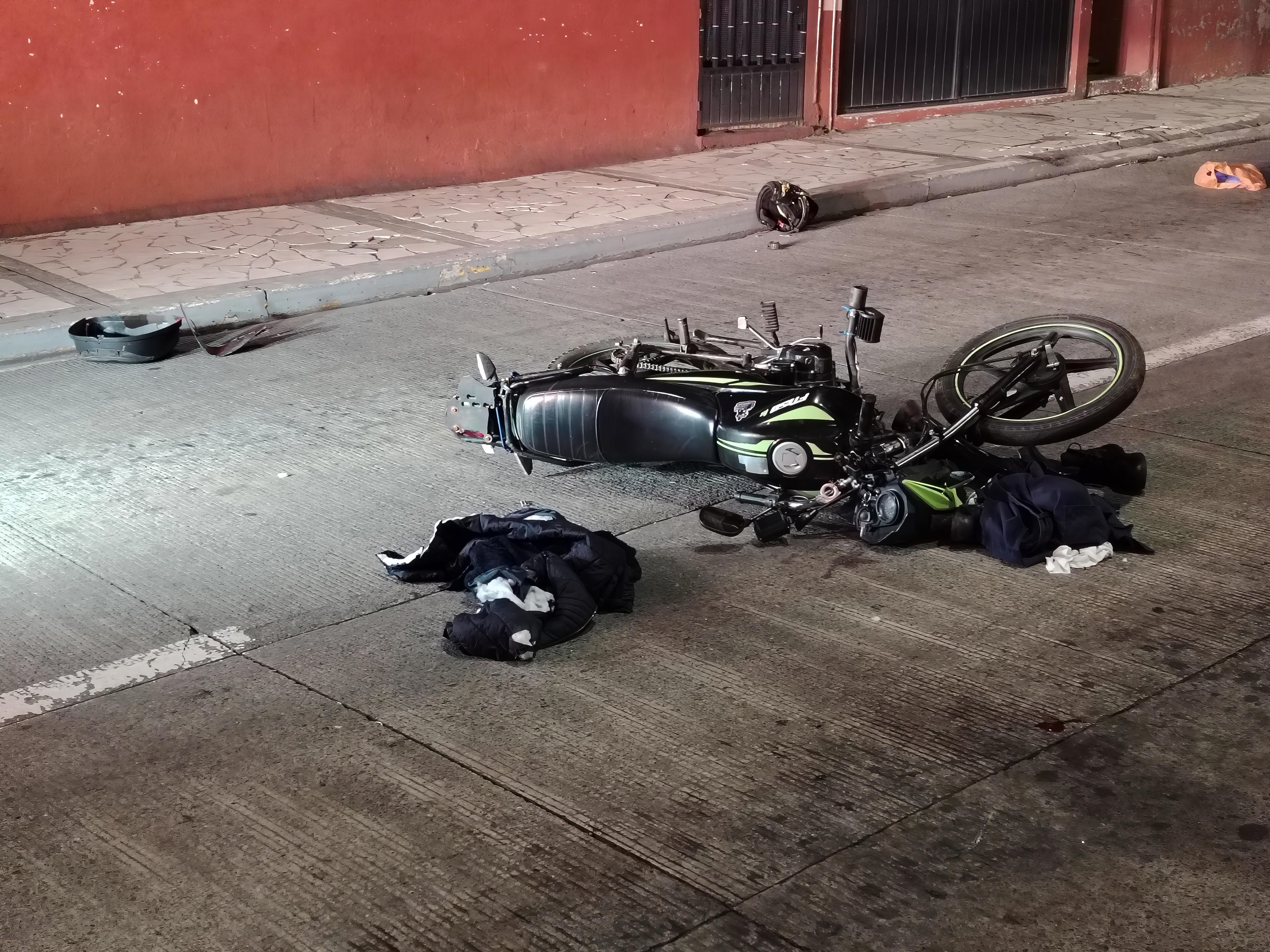 Una mujer fallecida y un herido al derrapar moto en calles de Orizaba