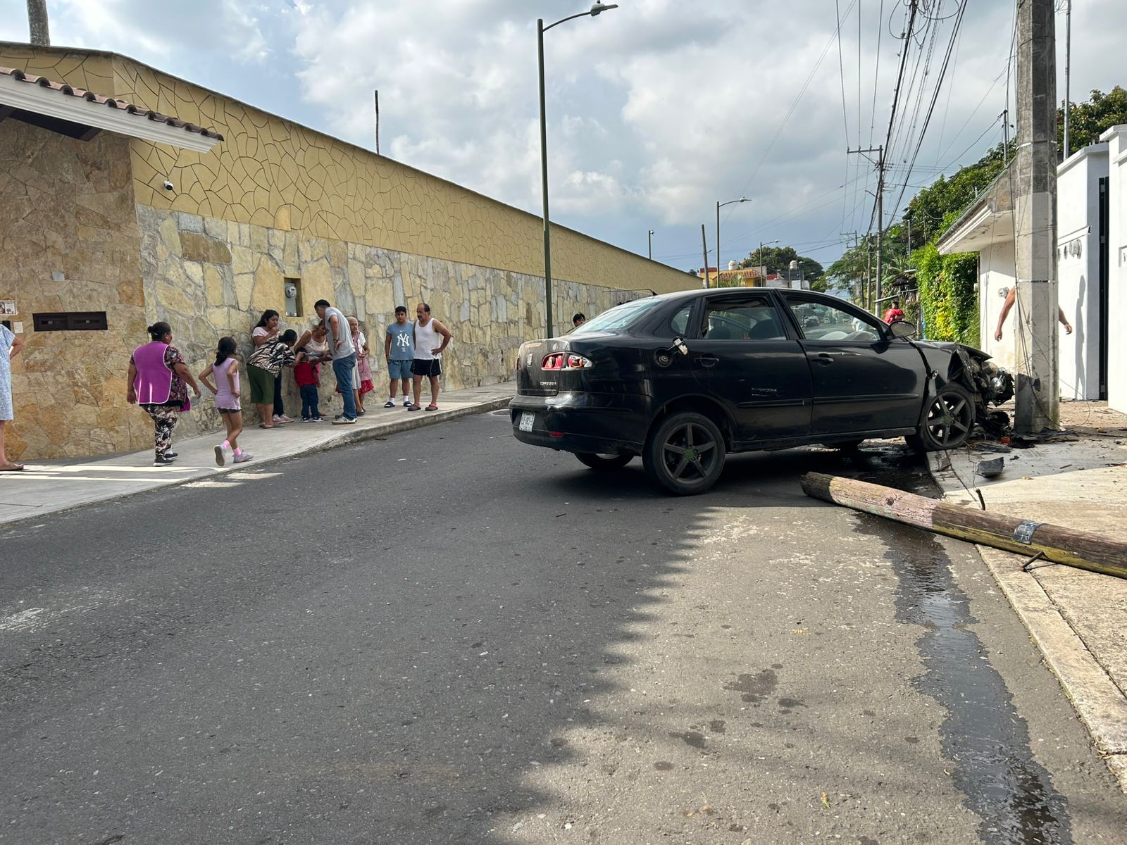 Chofer pierde el control y se estrella contra poste en Orizaba, dos lesionados