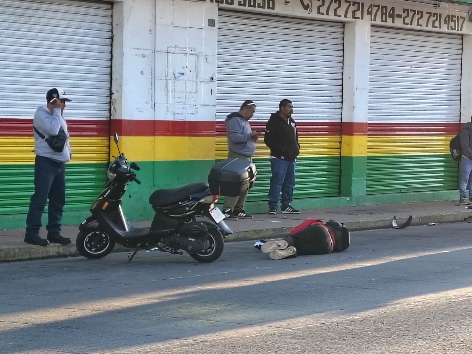Motociclista lesionado al colisionar con taxi en Río Blanco