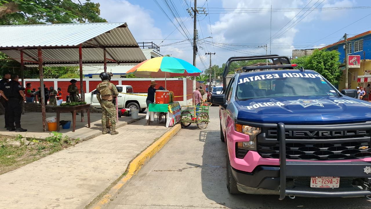 Balean vehículo de docente en escuela primaria de Álamo; no hay heridos