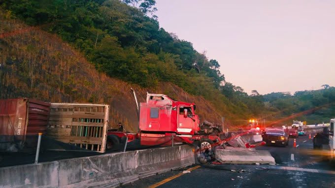 Accidente provoca cierre en esta carretera de Veracruz, este lunes. Precaución