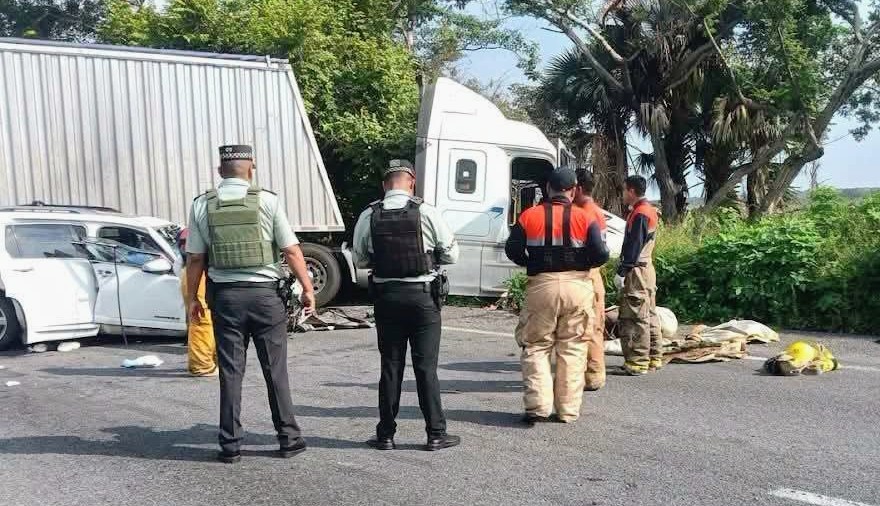 Fallecen cuatro, entre ellos un bebé, al impactarse contra unidad pesada en Tierra Blanca