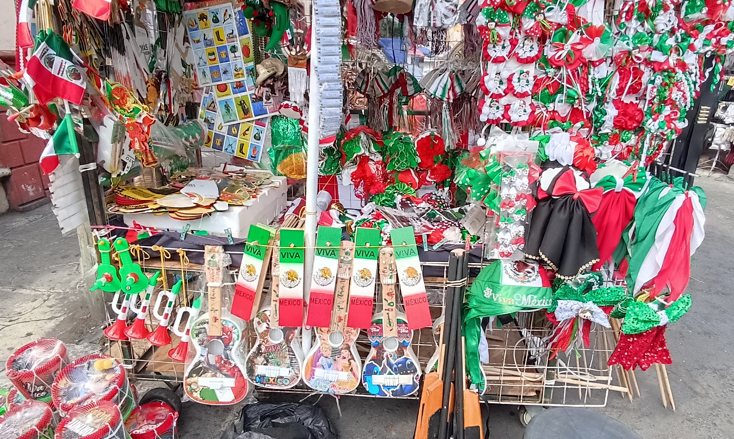 Inicia la venta de artículos patrios en la zona de mercados de Veracruz
