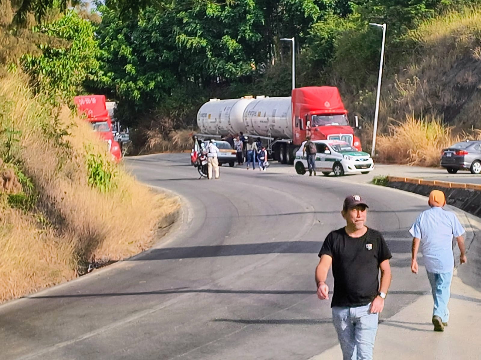 Bloqueo en Las Trancas-Coatepec cumple segundo día; exigen obras