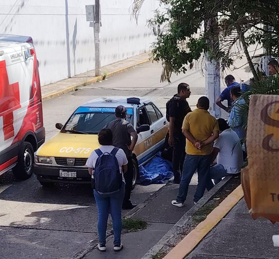 Taxista es localizado sin vida junto a su unidad en la ciudad de Córdoba