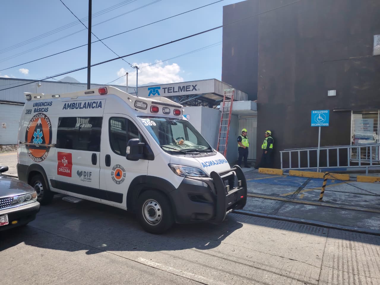 Cae trabajador de andamio en edificio de Telmex en Orizaba