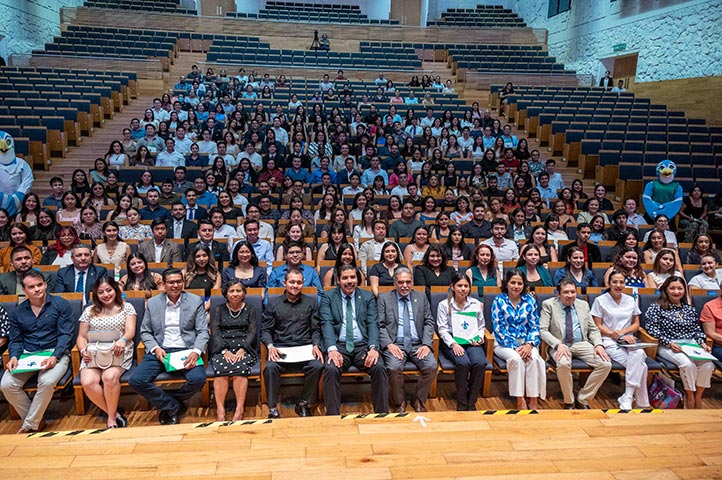 UV reconoce excelencia académica de egresadas y egresados