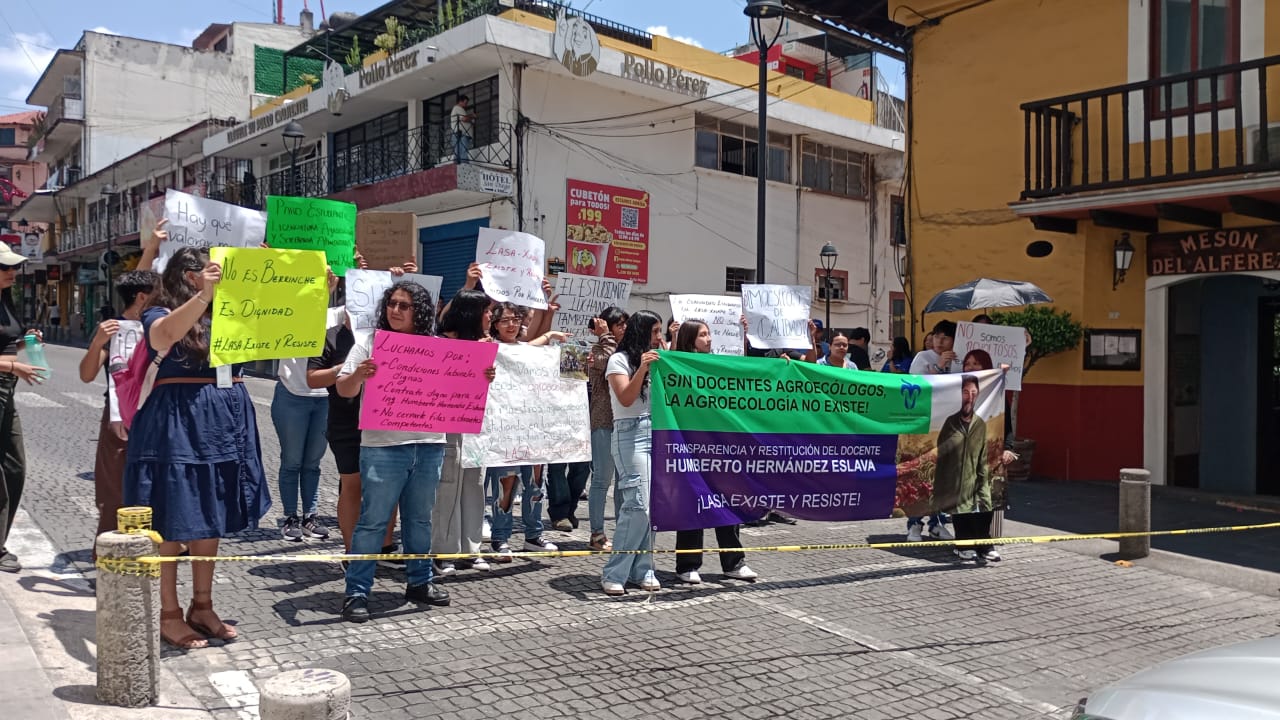 Estudiantes de la UVI-Xalapa retoman protestas y cierran vialidades