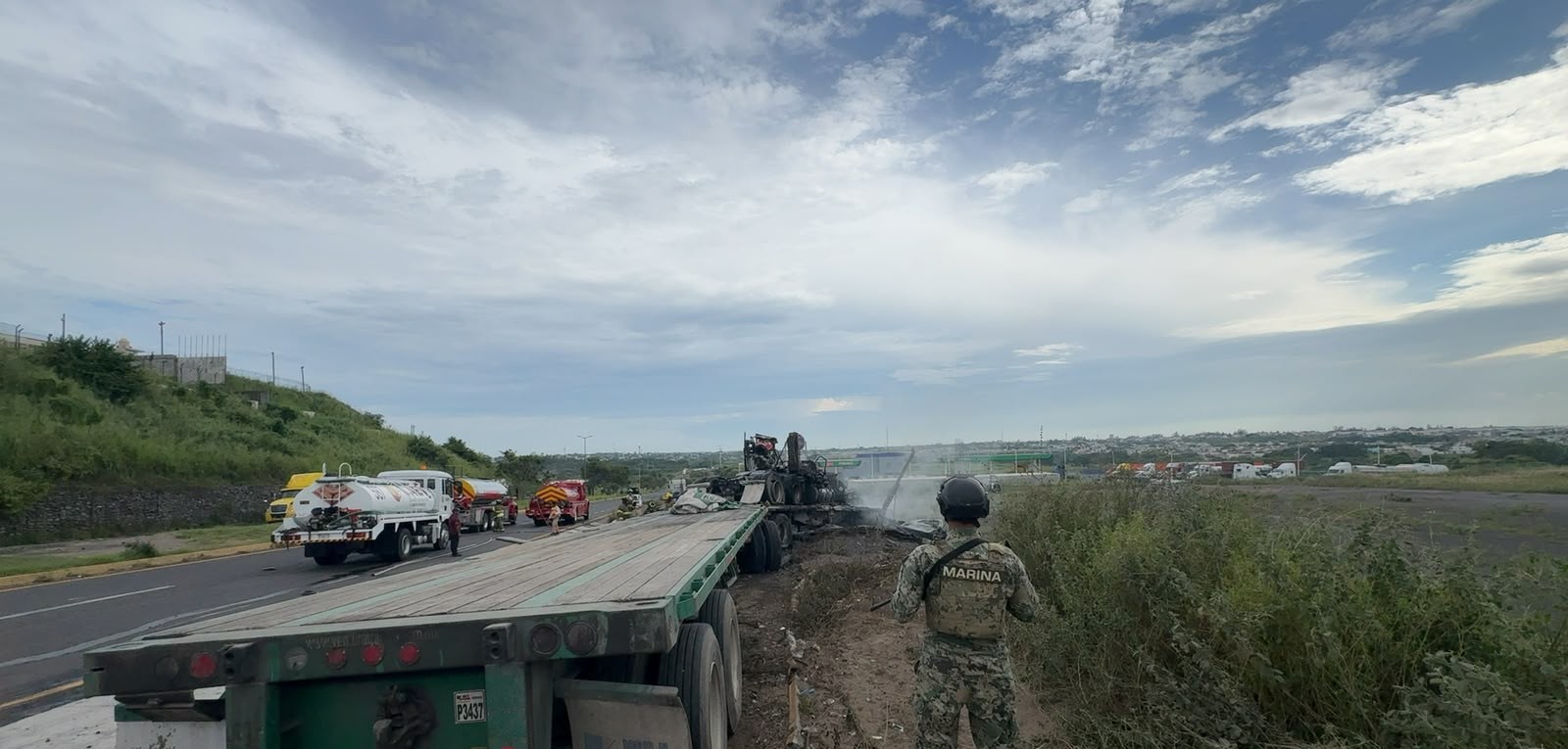 Colisionan e incendian dos tractocamiones en  inmediaciones del recinto portuario de Veracruz
