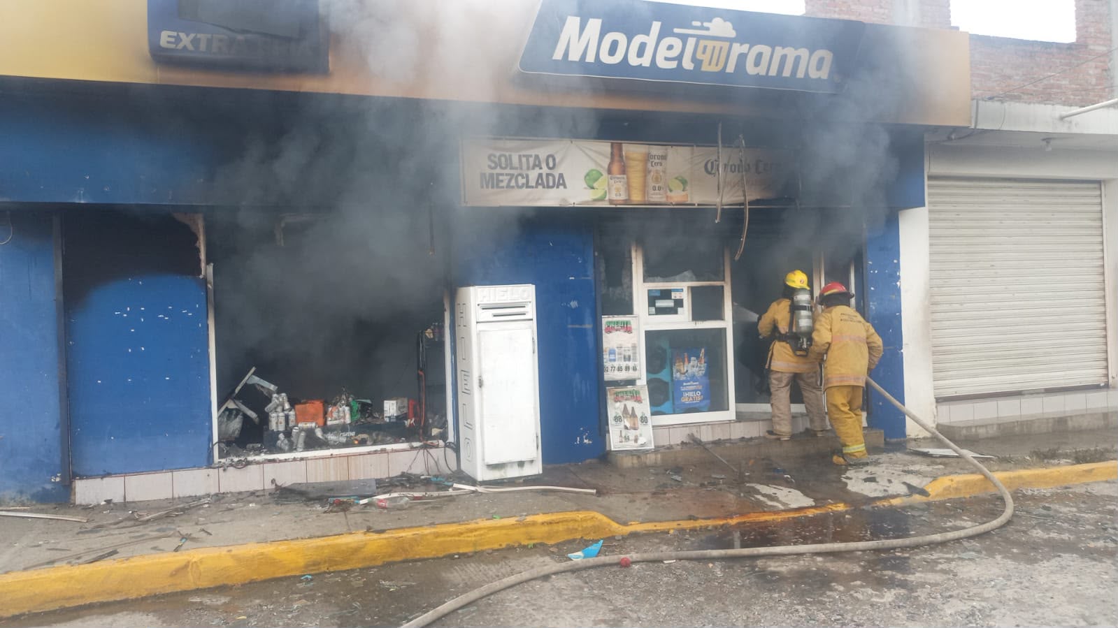 Incendio consume expendio de cerveza en Poza Rica; investigan causa