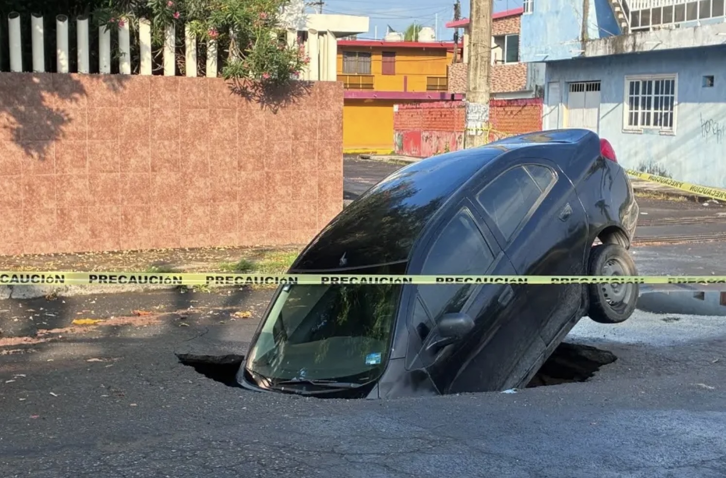 Socavón se traga un auto en Veracruz; no hay lesionados