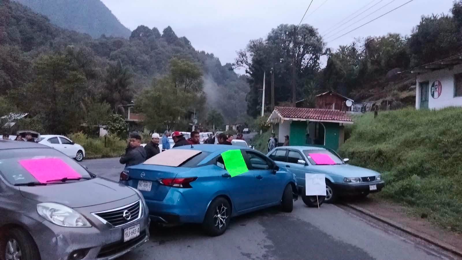 Habitantes de Ixhuacán de los Reyes toman carretera, exigen reparación de vialidades